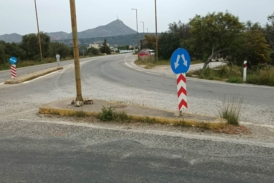Σκουριασμένοι στύλοι, χόρτα και ανύπαρκτη διαγράμμιση στο δρόμο του αεροδρομίου Χανίων