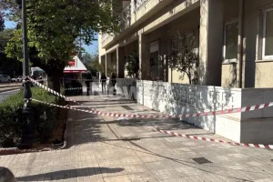 Σοκ στο Υπουργείο Τουρισμού: Νεκρή 51χρονη μετά από πτώση από τον 2ο όροφο του κτιρίου