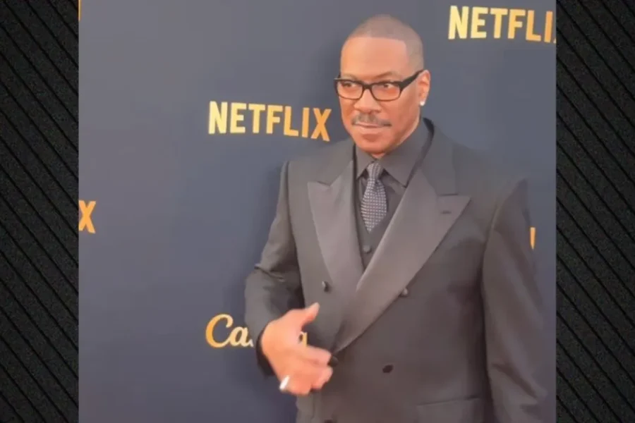 Συγκινημένος ο Έντι Μέρφι έλαβε το 51o βραβείο Συνολικής Προσφοράς για το έργο του: Θα πάω στα παρασκήνια και θα κλάψω