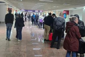 Ουρές και καθυστερήσεις στις πτήσεις έφεραν οι νέοι συνοριακοί έλεγχοι στα ευρωπαϊκά αεροδρόμια