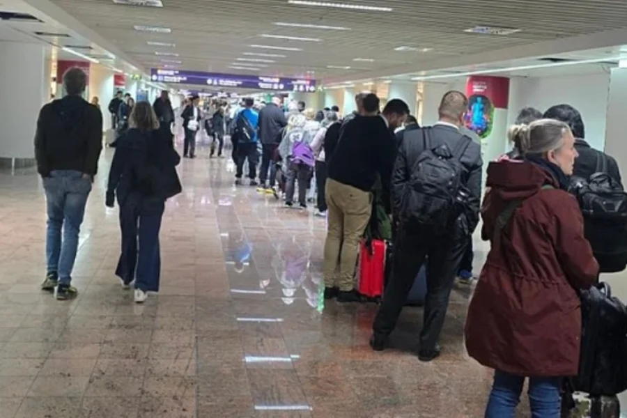 Ουρές και καθυστερήσεις στις πτήσεις έφεραν οι νέοι συνοριακοί έλεγχοι στα ευρωπαϊκά αεροδρόμια