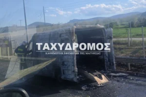 Κάηκε ολοσχερώς ασθενοφόρο του ΕΚΑΒ Βόλου που μετέφερε 12χρονο στην Αθήνα