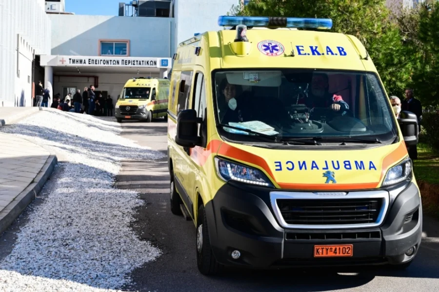 Ηλικιωμένη έπεσε από μπαλκόνι τρίτου ορόφου στο Φάληρο ενώ έκανε δουλειές