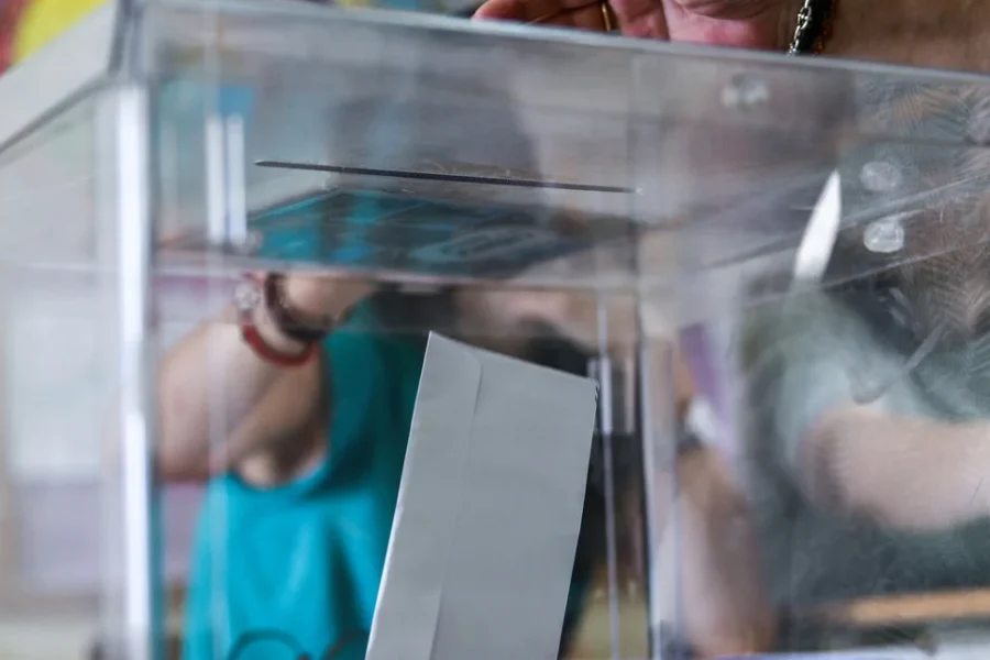 Δημοσκόπηση Metron Analysis: Προβάδισμα 13,6 μονάδων η ΝΔ στην εκτίμηση