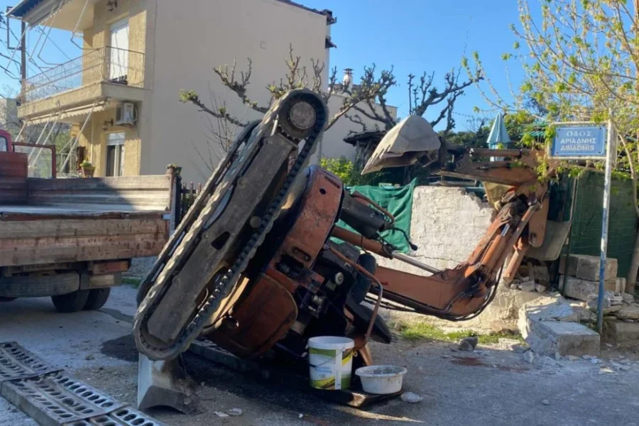 Πέθανε ο 58χρονος χειριστής που είχε καταπλακωθεί από εκσκαφέα στον Βόλο