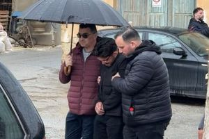 (ΦΩΤΟ&ΒΙΝΤΕΟ) Γυναικοκτονία Δαφνές: «Δάκρυσαν» και οι πέτρες στην κηδεία της 43χρονης Ελευθερίας