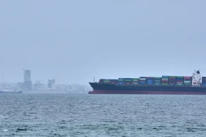 Στενά Ορμούζ: Στον «πάγο» οι διελεύσεις των πλοίων