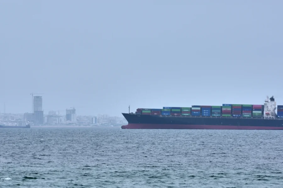 Θρίλερ στα κλειστά Στενά του Ορμούζ -Μετά τα ιρανικά πυρά σε δύο πλοία, επίθεση με πύραυλο σε εμπορικό