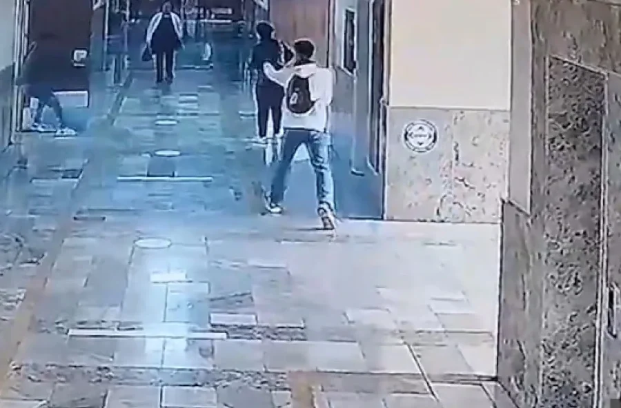 Τουρκία: Η στιγμή που ο 19χρονος εισβάλλει στο σχολείο στη Σανλιούρφα και ανοίγει πυρ αδιακρίτως