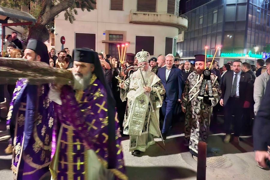 (ΦΩΤΟ) Πλήθος κόσμου στο κέντρο του Ηρακλείου για την περιφορά των Επιταφίων