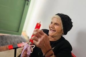 (ΒΙΝΤΕΟ) Έφυγε ευτυχισμένη η γιαγιά της Κρήτης που ζούσε 80 χρόνια σε υπόγειο, έγινε viral στα 93 και ο κόσμος της έφτιαξε νέο σπίτι