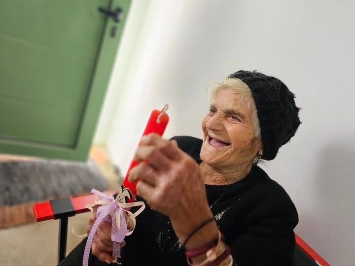 (ΒΙΝΤΕΟ) Έφυγε ευτυχισμένη η γιαγιά της Κρήτης που ζούσε 80 χρόνια σε υπόγειο, έγινε viral στα 93 και ο κόσμος της έφτιαξε νέο σπίτι