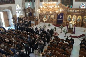 (ΦΩΤΟ) Πλήθος κόσμου “είπε” το τελευταίο αντίο στη Στέλλα Κεφαλογιάννη