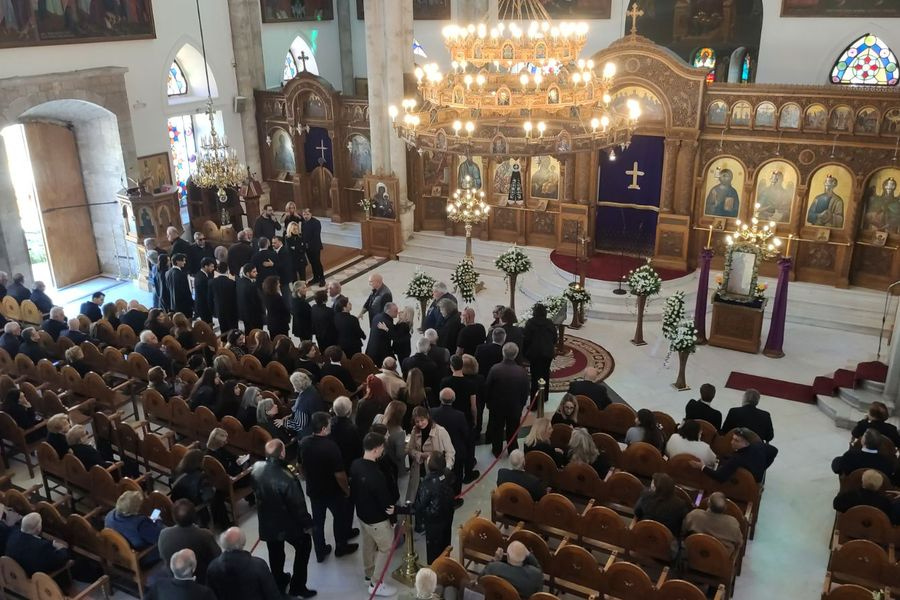 (ΦΩΤΟ) Πλήθος κόσμου “είπε” το τελευταίο αντίο στη Στέλλα Κεφαλογιάννη