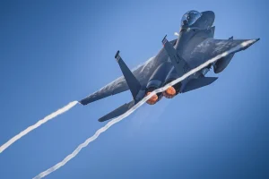 «Τον έχουμε!»: Διασώθηκε ο αγνοούμενος πιλότος του F-15 που είχε πέσει στο Ιράν