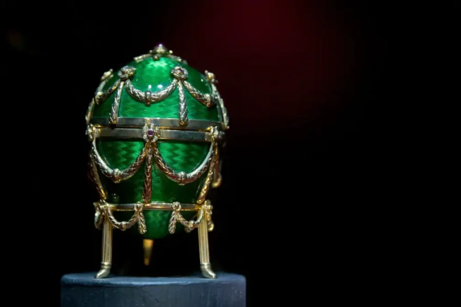 Λονδίνο: Άνδρας έκλεψε τσάντα και ανακάλυψε πως μέσα είχε θησαυρό 2,5 εκατ. ευρώ – Τα πολύτιμα αντικείμενα παραμένουν άφαντα