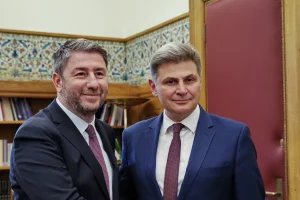 Η… μεταγραφή Φαραντούρη επισημοποιήθηκε στο ΠΑΣΟΚ -Η συνάντηση του Ευρωβουλευτή με τον Ανδρουλάκη
