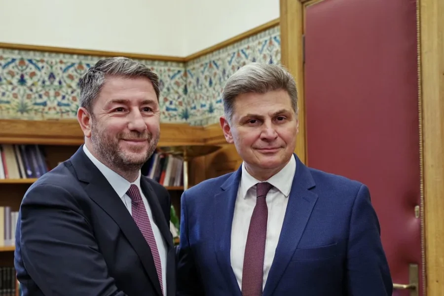 Η… μεταγραφή Φαραντούρη επισημοποιήθηκε στο ΠΑΣΟΚ -Η συνάντηση του Ευρωβουλευτή με τον Ανδρουλάκη
