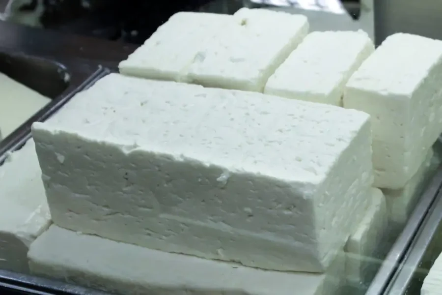 Ο Ντόναλντ Τραμπ κήρυξε πόλεμο στη φέτα: Εκστρατεία εξαγωγής «fake» τυριών από τις ΗΠΑ