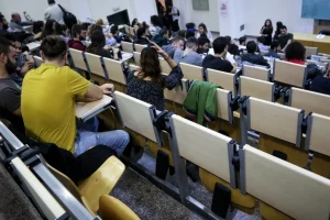 Τέλος στο όνειρο του Δημοσίου, στροφή στα τεχνικά επαγγέλματα; Οι «πονοκέφαλοι» των γονέων στον δρόμο για τις Πανελλαδικές, τι δείχνει νέα έρευνα