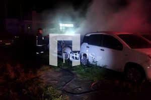 (ΦΩΤΟ – ΒΙΝΤΕΟ) Φωτιά σε μάντρα αυτοκινήτων: Εμπρηστική επίθεση «βλέπει» η Πυροσβεστική