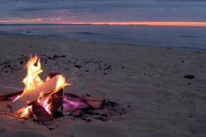 Με ειδική πτήση από την Κρήτη στο εξωτερικό 5χρονο παιδί – Πάτησε αναμμένα κάρβουνα σε παραλία που είχαν αφήσει παραθεριστές