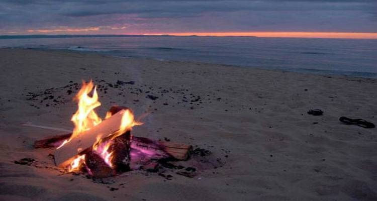 Με ειδική πτήση από την Κρήτη στο εξωτερικό 5χρονο παιδί – Πάτησε αναμμένα κάρβουνα σε παραλία που είχαν αφήσει παραθεριστές