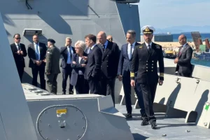 (ΦΩΤΟ- BINTEO) Μητσοτάκης και Μακρόν επιθεώρησαν τη φρεγάτα «Κίμων»