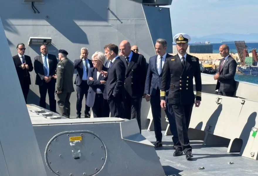 (ΦΩΤΟ- BINTEO) Μητσοτάκης και Μακρόν επιθεώρησαν τη φρεγάτα «Κίμων»
