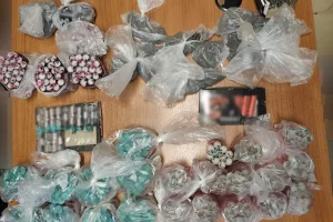 Συνελήφθησαν ανήλικοι για διακίνηση 794 κροτίδων στο Σύνταγμα – Χειροπέδες και στους γονείς