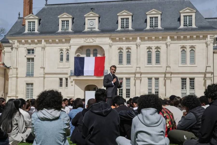 Ο Μακρόν προτείνει «ημέρα χωρίς σύνδεση» κάθε μήνα στους νέους με… ελληνική λέξη