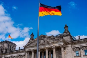 Γερμανία: Έκτακτο πακέτο στήριξης μετά τον πόλεμο με το Ιράν, μείωση φόρου στα καύσιμα και bonus έως 1.000 ευρώ