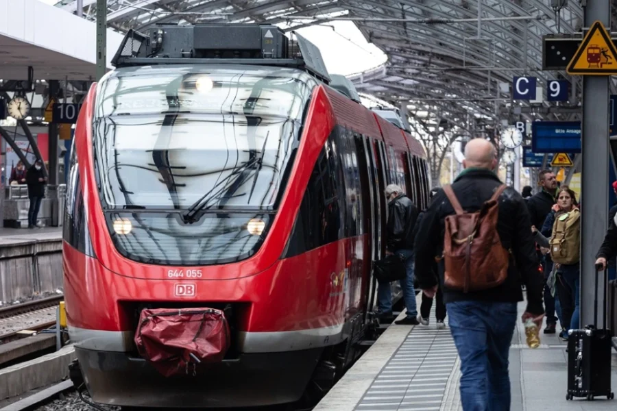 Επιβάτιδα δάγκωσε υπάλληλο σε σταθμό τρένου στο Μόναχο