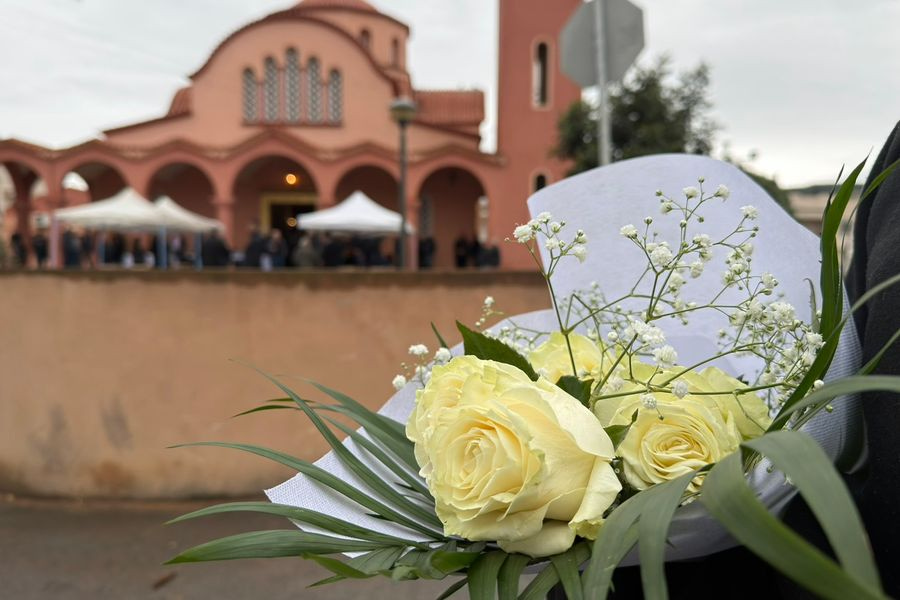 (ΦΩΤΟ) Γυναικοκτονία Δαφνές: «Δάκρυσαν» και οι πέτρες στην κηδεία της 43χρονης Ελευθερίας
