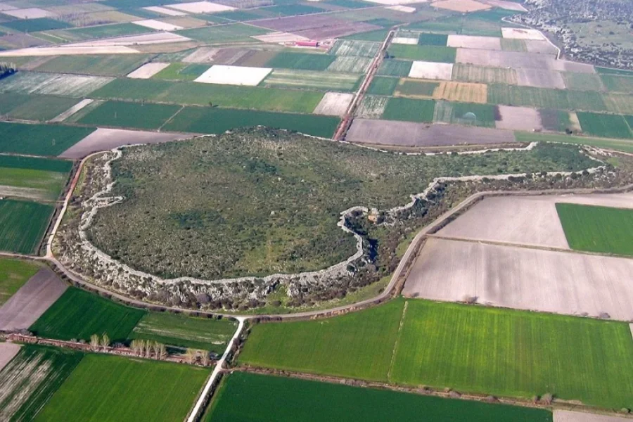 ΥΠΠΟ: Αποκαταστάθηκαν η νότια πύλη της μυκηναϊκής ακρόπολης του Γλα και μέρος του κυκλώπειου τείχους της