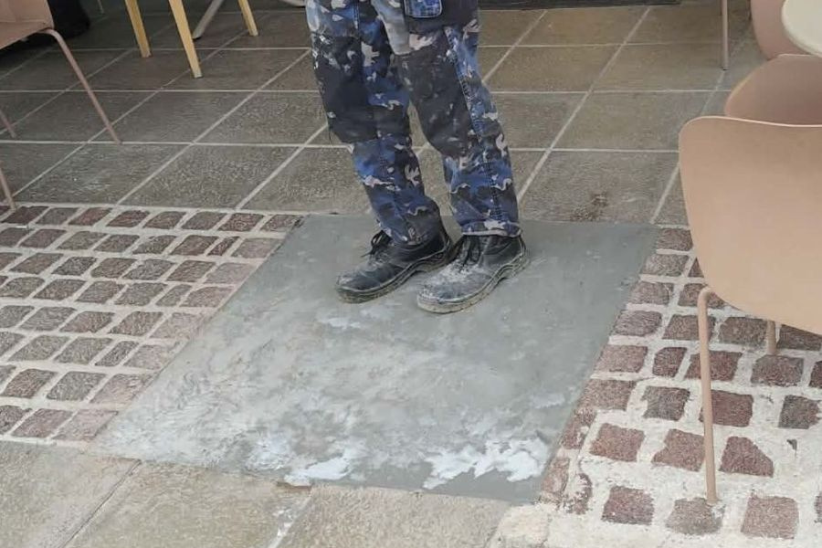 Χανιά: : Ξεπάτωσαν το δένδρο και τσιμέντωσαν τον λάκκο για να μπει… τραπέζι!