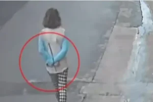 H τραγική ιστορία της 30χρονης που περπατούσε δεμένη πισθάγκωνα και ξυπόλητη στη Νεάπολη Λακωνίας λίγο πριν πεθάνει, δείτε βίντεο