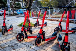 Από ποια ηλικία επιτρέπεται το ηλεκτρικό πατίνι; Τι προβλέπει ο ΚΟΚ για τους οδηγούς