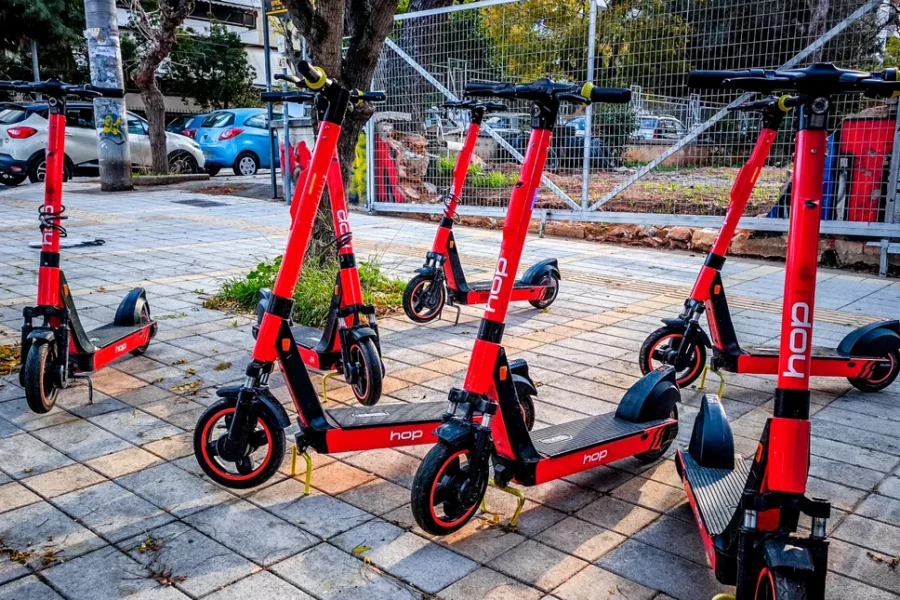 Από ποια ηλικία επιτρέπεται το ηλεκτρικό πατίνι; Τι προβλέπει ο ΚΟΚ για τους οδηγούς