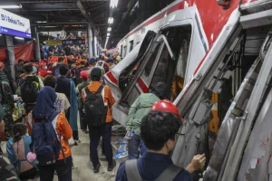 Σιδηροδρομική τραγωδία στην Ινδονησία: Τουλάχιστον 14 νεκροί και 81 τραυματίες, αγωνία για τους εγκλωβισμένους