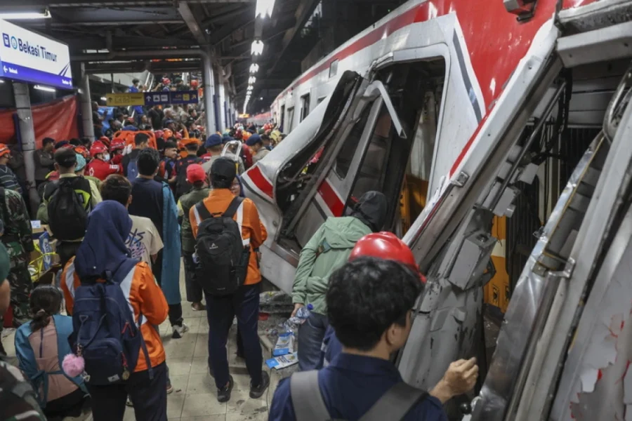 Σιδηροδρομική τραγωδία στην Ινδονησία: Τουλάχιστον 14 νεκροί και 81 τραυματίες, αγωνία για τους εγκλωβισμένους