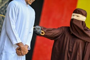 Ινδονησία: Ζευγάρι τιμωρήθηκε δημοσίως με 100 ραβδίσματα για σεξουαλικές σχέσεις εκτός γάμου