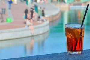 Σιγκαπούρη: Έγλειψε καλαμάκι για τα likes – Δίωξη σε 18χρονο για διατάραξη δημόσιας τάξης μέσω Instagram