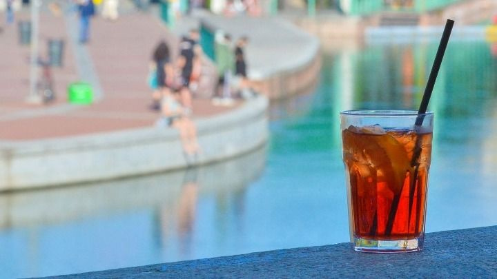 Σιγκαπούρη: Έγλειψε καλαμάκι για τα likes – Δίωξη σε 18χρονο για διατάραξη δημόσιας τάξης μέσω Instagram