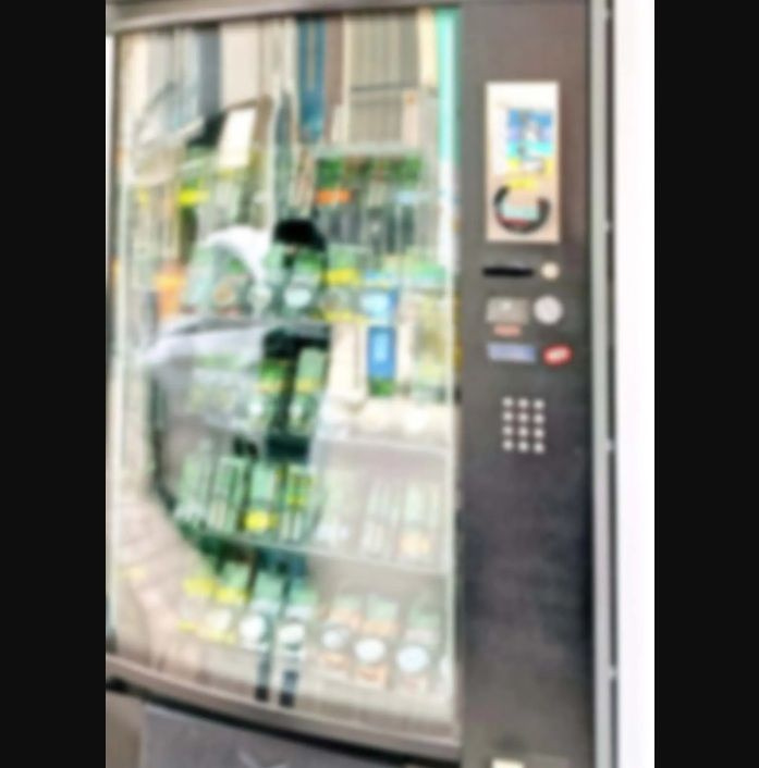 Χειροπέδες σε 47χρονη ιδιοκτήτρια αυτόματου πωλητή: Πουλούσε κάνναβη χωρίς έλεγχο ηλικίας