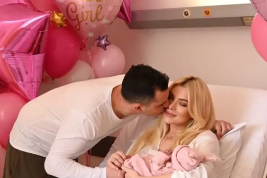 Κατερίνα Καινούργιου: Ο Παναγιώτης Κουτσουμπής ανέβασε φωτογραφία της μικρής κορούλας τους