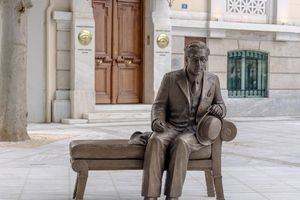 Το Ίδρυμα Ωνάση παρέδωσε στον Δήμο Αθηναίων το γλυπτό του Καβάφη