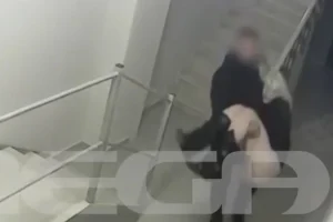 Κεφαλονιά -Βίντεο ντοκουμέντο: Η στιγμή που ο αρσιβαρίστας μεταφέρει τη Μυρτώ σε λιπόθυμη κατάσταση εκτός ξενοδοχείου