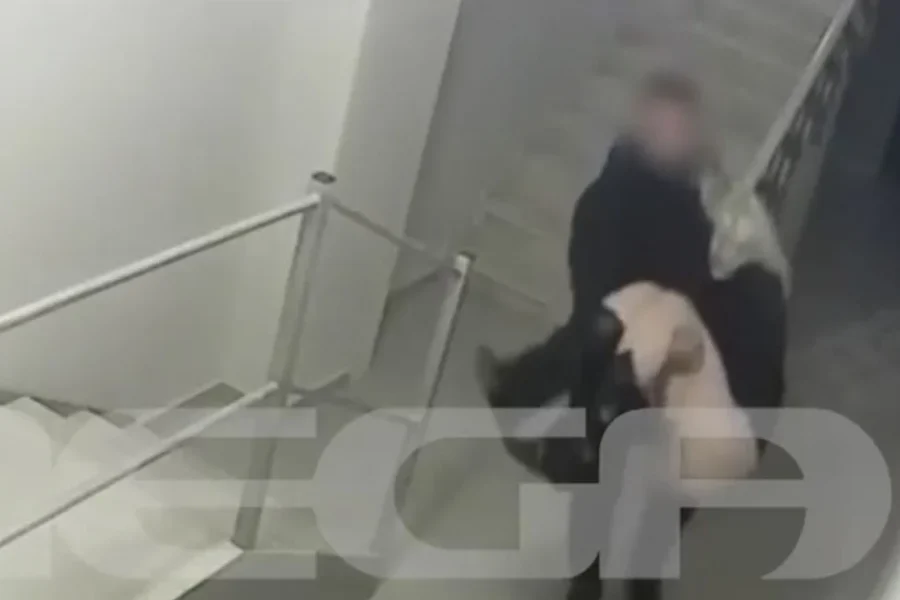 Κεφαλονιά -Βίντεο ντοκουμέντο: Η στιγμή που ο αρσιβαρίστας μεταφέρει τη Μυρτώ σε λιπόθυμη κατάσταση εκτός ξενοδοχείου