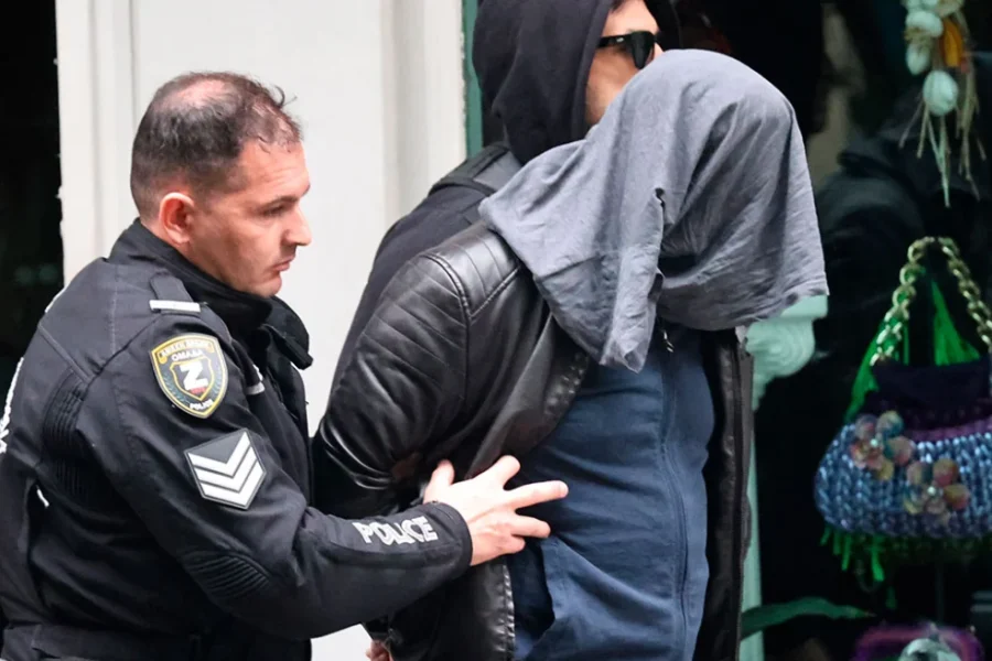 Μυστήριο με τη νεκρή γυναίκα σε πολυκατοικία στην Αθήνα: «Καβγαδίσαμε» λέει ο Ιταλός ύποπτος, με αμυχές και οι δύο, τι δείχνουν τα πρώτα στοιχεία